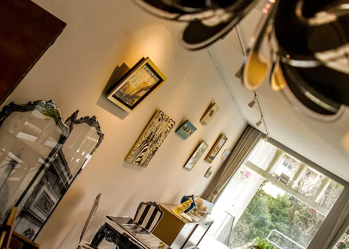 ベッド・アンド・ブレックファスト Art