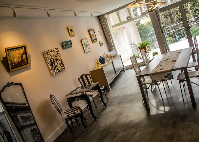 ベッド・アンド・ブレックファスト Art