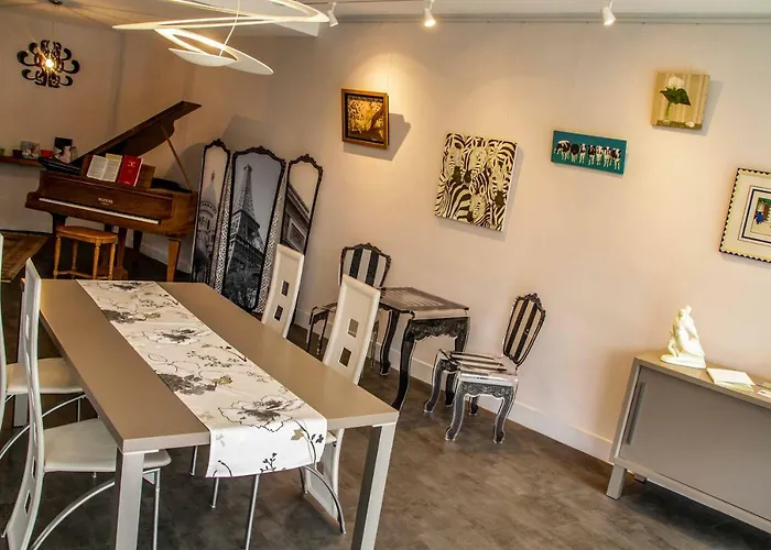 ベッド・アンド・ブレックファスト Art